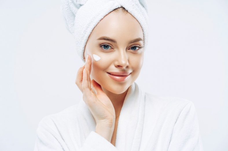 4 Rekomendasi Skincare Untuk Mencerahkan Wajah